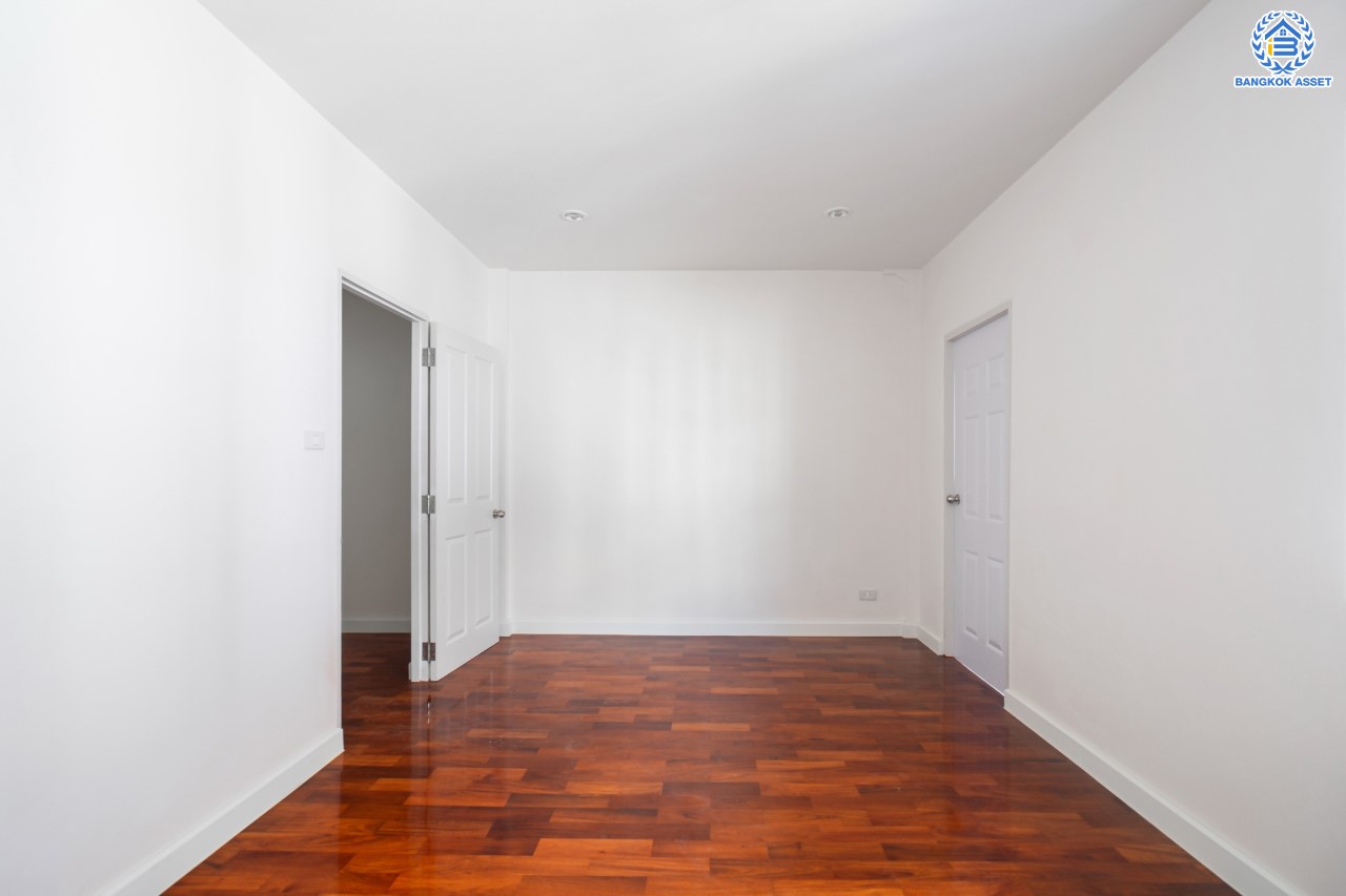 บ้านมือสองตกแต่งใหม่ ทำเลใจกลางเมือง ม.พาร์ค แกลเลอรี่ ประชาชื่น ทาวน์โฮม 3 ชั้น เนื้อที่ 22.5 ตร.ว. ฟังก์ชัน 3 ห้องนอน 3 ห้องน้ำ 2 ที่จอดรถ บนทำเลเดินทางสะดวก เชื่อมต่อหลายเส้นทาง ใกล้เดอะมอลล์งามวงศ์วาน เซ็นทรัลแจ้งวัฒนะ ทางด่วน "งามวงศ์วาน"